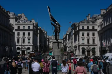 Banksy reaparece en Londres: la escultura que borra rostros y reaviva el debate sobre el arte público