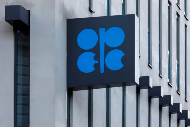 OPEC+, el estrecho de Ormuz y la producción simbólica: ¿estabilidad real o parche temporal?