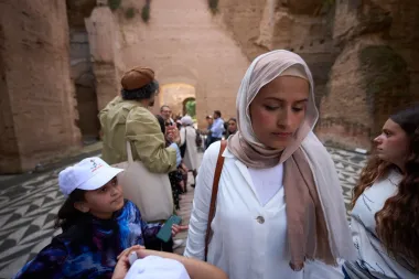 Entre ruinas y refugio: cómo una visita a las Termas de Caracalla ofreció un respiro a familias palestinas
