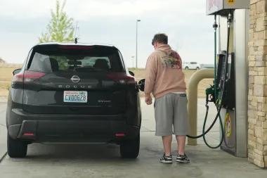 Por qué la gasolina sube otra vez: Hormuz, mercados y lo que paga tu bolsillo