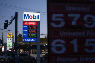 El choque del precio de la gasolina y la profundización de la «economía en K» en EE. UU.: quién gana, quién pierde