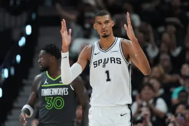 Noche de contrastes en las semifinales: Wembanyama y los Spurs atropellan a los Timberwolves; Brunson y los Knicks dominan a Philly