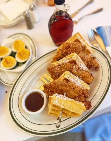 Pollo con gofres: el clásico salado-dulce que conquistó el brunch y cómo perfeccionarlo en casa