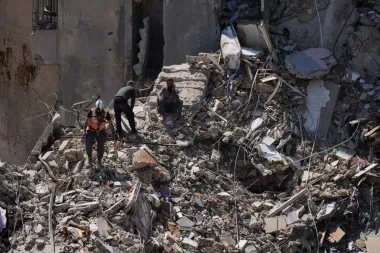 Entre negociaciones y bombardeos: la frágil tregua en Gaza y la persistencia de la violencia