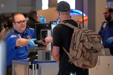 El pasaporte en juego: cómo la nueva ofensiva contra la mora alimentaria deja sin viajar a miles de padres en EE. UU.