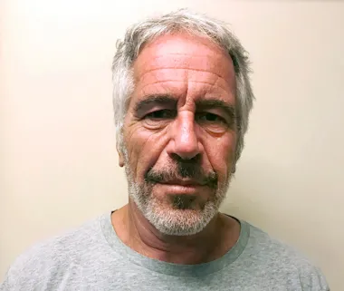 La nota en el libro: el misterio del mensaje hallado tras el primer intento de suicidio de Jeffrey Epstein