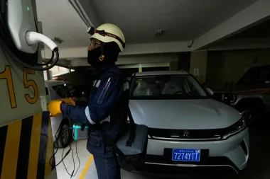 El auge silencioso de los autos eléctricos en Bolivia: cómo la crisis del combustible está acelerando la electromovilidad