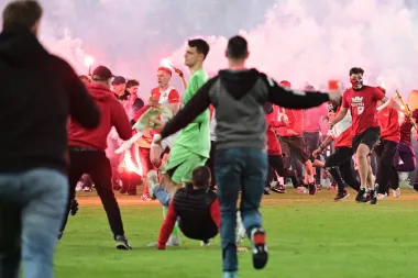 Cuando el fútbol se sale del campo: violencia en Praga, tensiones en el Clásico y la lucha por la integridad del deporte