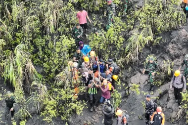 Erupción en el Monte Dukono: sacrificios, fallas de seguridad y lecciones para el turismo volcánico