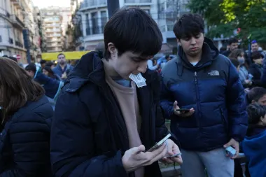 El álbum que une plazas: la fiebre panini y el coleccionismo social antes del Mundial