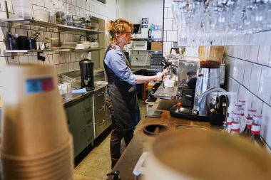 Mona detrás del mostrador: cuando una IA gestiona un café en Estocolmo