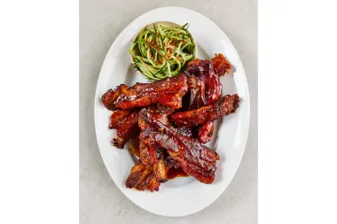 Costillas de cerdo cocidas a fuego lento y glaseadas: la receta que transforma cualquier comida en un festín