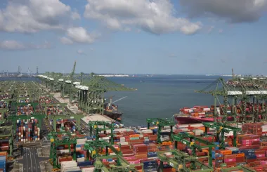 La crisis del bunker fuel: cómo el cierre del Estrecho de Ormuz sacude el comercio marítimo mundial