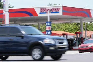 ¿Suspender el impuesto federal a la gasolina? Lo que realmente significaría para tu bolsillo y las carreteras de EE. UU.