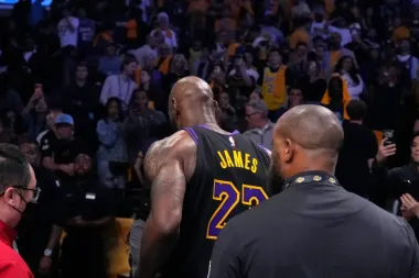 LeBron frente a la encrucijada: ¿por qué los Lakers esperan su decisión y cómo pueden construir alrededor de Luka?