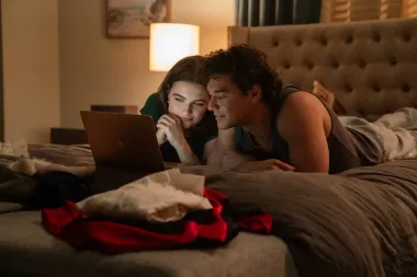 ‘Off Campus’: el romance universitario sobre hielo que viene a sumar, no a reemplazar