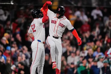 Bates decisivos y momentos insólitos: una tarde-noche de Grandes Ligas entre Medias Rojas, Filis y el susto en Chicago