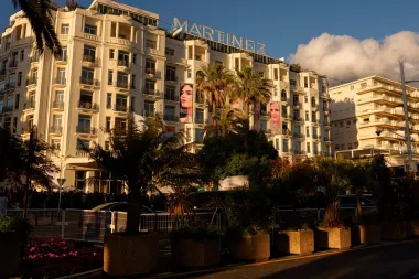 El Martínez en primera fila: 'The White Lotus' y la tentación de convertir Cannes en decorado