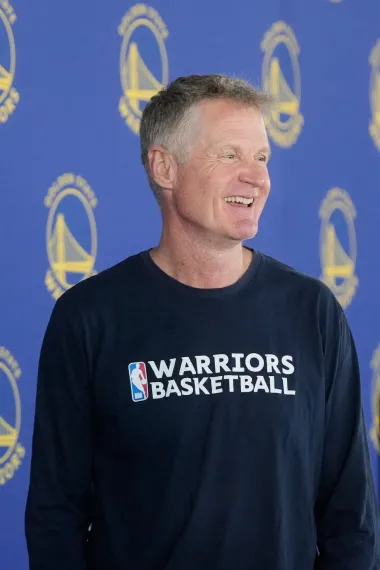 Entre la lealtad y la exigencia: Steve Kerr y Mike Brown redefinen el rumbo de sus equipos