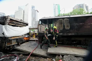 Impacto y preguntas tras el choque mortal entre un tren y un autobús en Bangkok