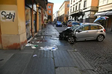 Caos en Modena: un vehículo embiste a peatones y deja varios heridos en un centro urbano