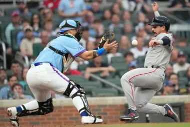 Noches de vuelacercas y hitos: Cleveland impone la ley y Boston se aferra en Atlanta