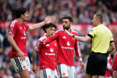 Bruno Fernandes iguala el récord de pases de gol en la Premier y Manchester United conquista el tercer puesto en un partido cargado de polémica VAR