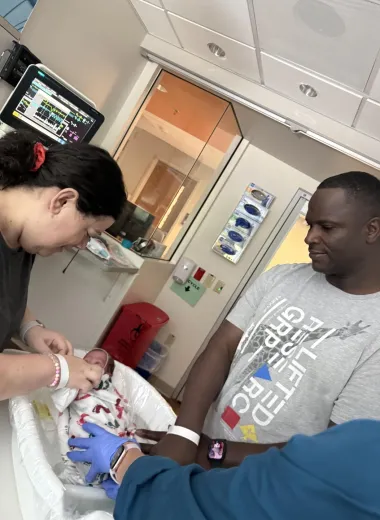 Cuando la vida espera en una incubadora: el impulso por una licencia específica para padres de bebés en la NICU
