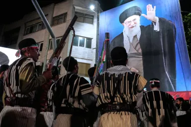 Decisiones en la cuerda floja: de la amenaza de bombardeo a Irán al fondo de compensación para aliados de Trump