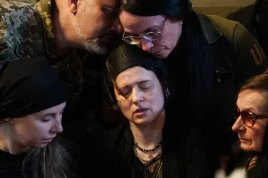 Dos hermanas, dos ataúdes: el dolor de Kyiv y la guerra que desgarra familias