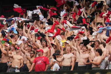 Tarps Off: cómo un gesto de fiesta juvenil está transformando la atmósfera en los estadios de la MLB