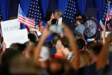 La caída de un rebelde: cómo la derrota de Thomas Massie refleja el control de Trump sobre el Partido Republicano