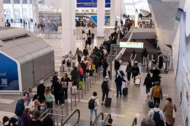 Privatizar los controles de seguridad aérea: debate, riesgos y el pulso de los agentes de la TSA