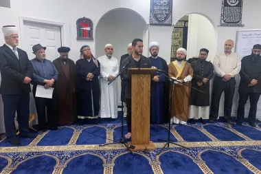 La contagiada imitación: cómo los ataques en línea impulsan la violencia contra lugares de culto