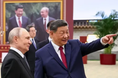 Visitas paralelas en Pekín: lo ceremonial frente a lo estratégico en la diplomacia de Xi Jinping