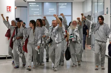 Relatos desde la cubierta: denuncias de abuso tras el abordaje de la Flotilla Global Sumud rumbo a Gaza