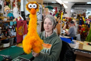 Tras la cortina de los títeres: la visita al taller de criaturas de Jim Henson en Queens
