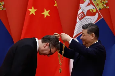 Vucic en Pekín: entre medallas, acuerdos y una crisis doméstica que no cede