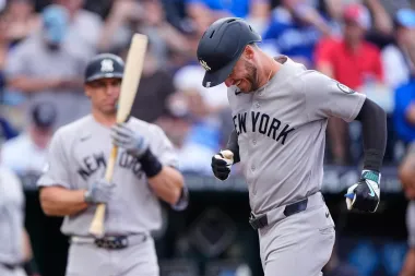 <strong>Los Yankees hacen historia: seis jonrones y todos los titulares con al menos dos imparables en una paliza a Kansas City</strong>