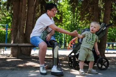 Tejer una vida nueva: la reinvención de una amputada ucraniana tras la guerra