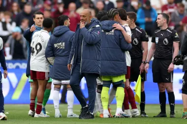 Entre el adiós de un gigante y la esperanza de un regreso: West Ham, Nuno y el retiro de Kasper Schmeichel