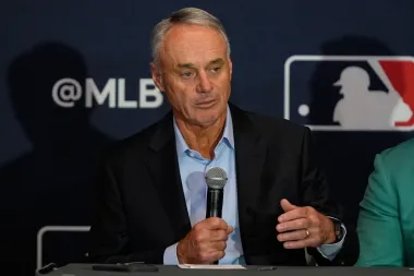 Choque en las negociaciones: jugadores de la MLB presentan demandas ambiciosas y encendiendo el debate sobre la distribución de ingresos
