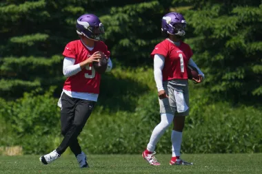 Competencia, ego y oportunidad: el nuevo mapa de pasadores en Vikings y Cardinals