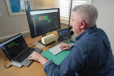 Cuando la tecnología rescata la melodía: cómo la IA permitió a un cantautor con Parkinson seguir creando