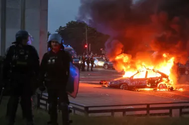Euforia, fútbol y disturbios: la noche en que París celebró y se desbordó tras la Champions del PSG