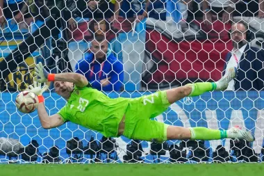 Entre porterías y banquillos: Emiliano “Dibu” Martínez, sus juegos mentales y el regreso de Adi Hütter a Frankfurt