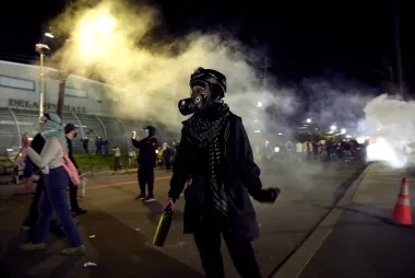 Curfews, huelgas de hambre y protestas en Delaney Hall: la tensión en torno a los centros de detención migratoria en EE. UU.
