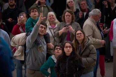 El resurgir inesperado: jóvenes españoles que encuentran sentido en la fe católica