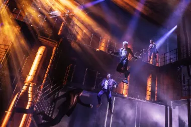 Volar en Broadway: cómo transformaron a los vampiros de “The Lost Boys” en criaturas aéreas creíbles