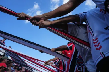 Cuando el fútbol se vuelve religión: cábalas, ídolos y comunidad en América Latina